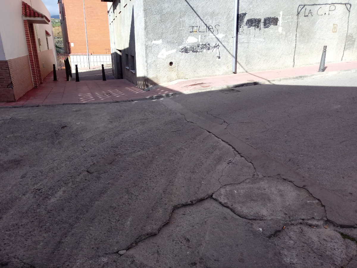 Demolición y reconstrucción de acerado en Ceuta